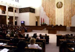 Il Parlamento bielorussoconsegna il diploma di onorificenza al presidente di Smile (al centro dell'assemblea)