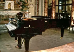 Nella chiesa della Rossa per la prima volta un pianoforte: niente meno che uno Stenway & Sons gran coda