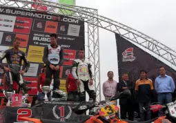 Sul podio del circuito di Busca i vincitori della categoria S1 del Gran premio mondiale di supermoto Alpi del Mare 2007; sullo sfonfo il sindaco di Busca, Luca Gosso, e l'assessore comunale al Turismo, Gianmichele Cismondi, che hanno premiato il primo ed il secondo classificato; inseme con loro, l'assessore provinciale al Turismo, Angelo Rosso, e l'assessore comunale al Commercio, Marco Gallo