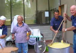 Alcuni dei volontari alle prese con  pentoloni della polenta