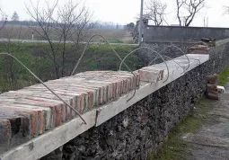 Ponte stretto: mattoni divelti