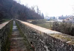 Ponte stretto dopo l'intervento dei volontari della Protezione civile