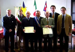 Guido Demaria e Giuseppe Giorgis medaglia terza oro per 80 donazion premiati dal sindaco Gosso e dagli assessori comunali Gallo e Delfino e dall'assessore provinciale Rosso, con (a sinistra) il presidente del Gruppo di Busca Luciano Biadene