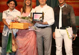 BUSCA EVENTI. Miss Busca 2008, Jennifer Giordano premiata dagli assessori, Ivo Vigna e Marco Gallo, con il presentatore, Samuele Maurino