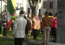 Il raccoglimento di fronte al monumento alla Resistenza