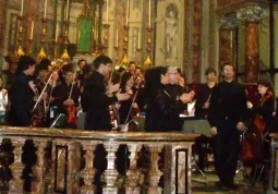 Applausi a fine serata per i direttori Antonio Ferrara e Valter Protto (al centro) e per  Cristina Villani, soprano, e per  Michele Ravera, tenore 