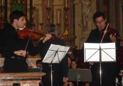 Bruno Raspini (allievo) e  Alberto Pignata, violini solisti nel concerto di giovedi scorso