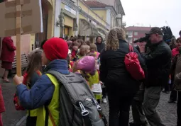 La partenza del Piedibus da piazza Savoia ripresa dalla telecamera