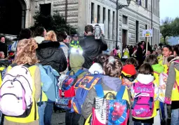 L'operatore Rai di fronte all'entrata della scuole elementari