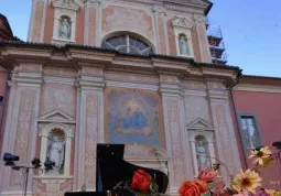 La chiesa e la piazza della Rossa, insieme con l'adiacente sede dell'istituto Vivaldi:  i luoghi dei concerti buschesi