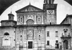 Una cartolina d'epoca illustra la chiesa della Rossa: sulla facciata della torre si puÃ² intuire, in parte, l'affresco che Ã  stato ora riportato alla luce