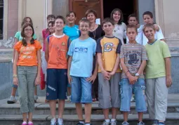 Gli allievi che studiano pianoforte con Rosmarie Braendle (al centro in seconda fila) del corso musicale delle medie