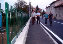 Adesso i pedoni possono camminare piÃ¹ tranquillamente lungo la curva fra l'incrocio e la cappella di San Rocco