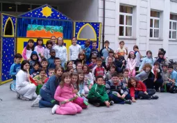 Ultime prove. Un gruppo di alunni di fronte al teatrino delle marionette