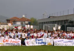 Il gruppo con gli striscioni Cn junior scuola di pallavolo