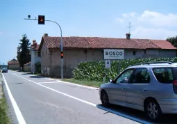 Il semaforo rallenta-traffico sulla strada provinciale, all'ingresso della frazone, in direzione Busca-Cuneo, prima del pericoloso incrocio con le strade comunali