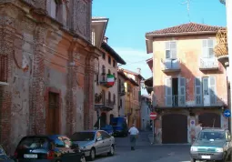 Si parcheggia di nuovo davanti al Teatro civico