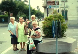 Un gruppo di signore in attesa del bus per il cimitero alla fermata di piazza Santa Maria