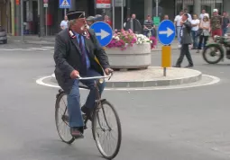 Il vicebrigadiere Sanna che ha aperto la sfilata con la sua bicicletta