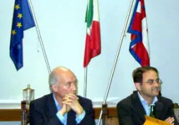 Il segretaio comunale, Giusto Scarpello, e il sindaco, Luca Gosso, al tavolodel Consiglio comunale