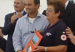 Il sindaco di Busca, Luca Gosso, e  il presidente della Cri Busca, Teresio Delfino, premiano una volontaria benemerita