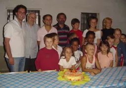 Un momento di festa durante il primo soggiorno a Busca dei bambini bielorussi,  nell'estate 2006: al centro Lorenzo Martini e, dalla sua destra, il sindaco, Luca Gosso, il presidente dell'associazione La Madunina, Orazio Bruna, l'assessore comunale al Volontariato, Giuseppe Delfino