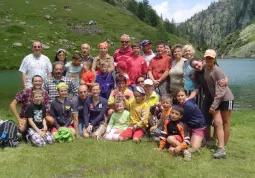 Il gruppo di famiglie con gli ospiti bielorussi in gita al lago Bernolfo