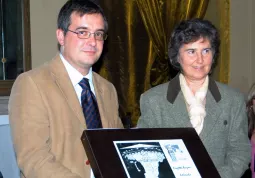 L'assessore alla Cultura, Marco Gallo, riceve dalla signora Maria Golzio la bibliografia donata alla Biblioteca civica