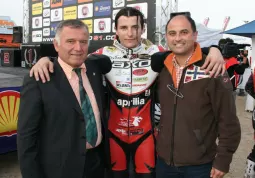 Ivan Lazzarini, vincitore del primo Gp Alpi del Mare (2006), ieri al Kart Planet fra l'assessore provinciale Angelo Rosso e il sindaco, Luca Gosso