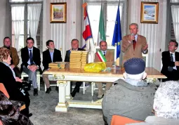 Al tavolo di benvenuto erano presenti, insieme con il sindaco, Luca Gosso e il Parroco don Enzo Conte, il vice-sindaco, Gianmichele Cismondi, l'assessore comunale Marco Gallo, i Consiglieri comunali Elio Campana, Gianfranco Ferrero ed Angelo Casale Alloa, l'assessore provinciale Angelo Rosso e l'onorevole Teresio Delfino, che, a turno, hanno consegnato le targhe-ricordo alle 23 coppie festeggiate