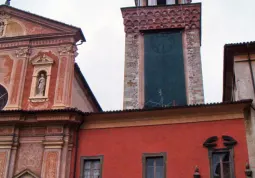 La Torre Rossa restaurata: il drappo che nasconde il dipinto sarÃ  calato domani sera