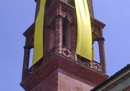 La Torre minicipale: già imbandierata per il passsagio del Tour de France nel luglio scorso, nel mese di ottobre è il simbolo di una campagna di prevenzione contro i tumori