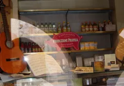 Chitarre e spartiti... tra le ghiottonerie di una salumeria: i negozi di Busca danno il benvenuto ai giovani ospiti con vetrine a tema