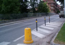 I dissuasori in viale Concordia, all'incrocio con via Mazzini