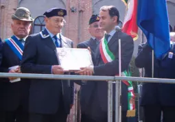 Il sindaco, Luca Gosso, consegna il Diploma a Vincenzo Villa