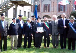 Vincenzo Villa, al centro, con le autoritÃ  presenti ieri alla commemorazione, nel Parco della Resistenza