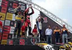 I vincitori del Gran premio mondiale Alpi del mare 2007 alzano i trofei 