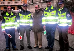 I volontari del gruppo di Protezione civile di Busca che accompagnano gli scolari del Piedibus, insieme al sindaco, Luca Gosso 