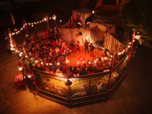 L'incantevole e accogliente arena del Theatre Jaleo L'incantevole e accogliente arena del Theatre Jaleo